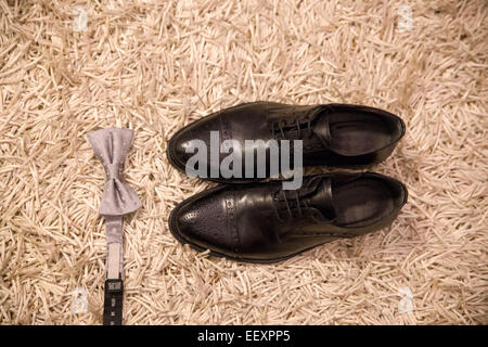 Scarpe e bow tie groom sono pronti Foto Stock