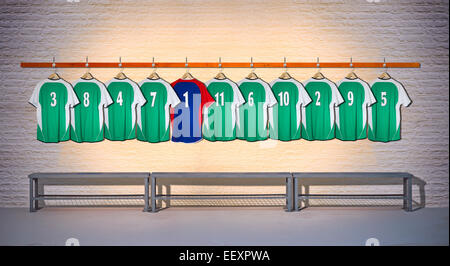 Green magliette da calcio appesi in spogliatoio Foto Stock