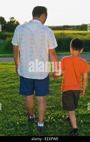 Padre e figlio al parco insieme Foto Stock