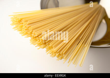 Bronzo morire gli spaghetti al dente in una ciotola di acciaio inossidabile Foto Stock