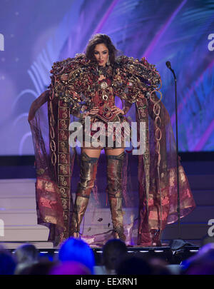 Miami, FL, Stati Uniti d'America. Xxi gen, 2015. Miami, FL - Jan 21: Miss Irlanda Lisa Madden visualizza il suo costume nazionale al 2015 Miss Universo costume nazionale caso di FIU Arena on gennaio 21, 2015 a Miami, FL. Photo credit: Andrea, Patrono © Andrew patrono/ZUMA filo/Alamy Live News Foto Stock