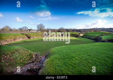 I resti dell'Anfiteatro romano di Caerleon vicino a Newport, S.Wales UK Foto Stock