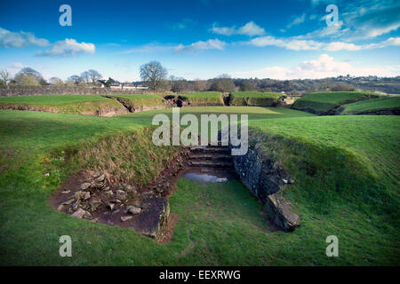 I resti dell'Anfiteatro romano di Caerleon vicino a Newport, S.Wales UK Foto Stock