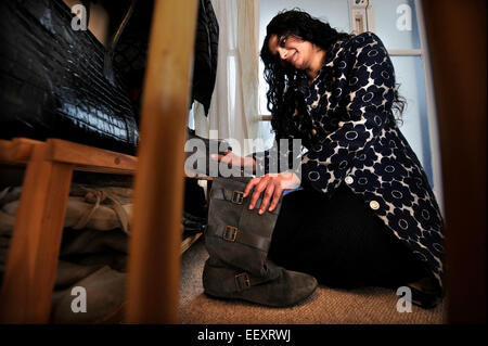 Re. Sheila Chandra che ha scritto un libro 'bandire per sempre il disordine' che consiglia a riordinare la vostra casa e ufficio - di Sheila entr Foto Stock