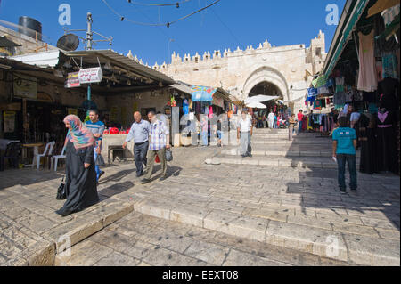 La gente a piedi nei vicoli del quartiere musulmano vicino a Damasco gate nella città vecchia di Gerusalemme Foto Stock