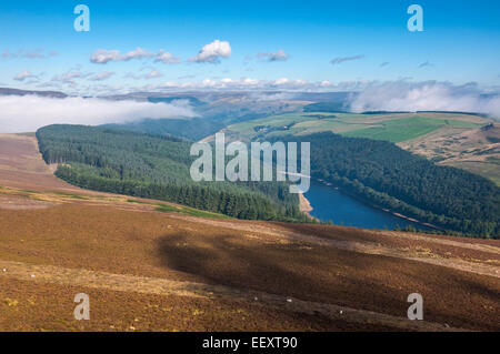 Tarda mattinata estiva con nebbia di clearing Ladybower intorno al serbatoio del Peak District. Foto Stock