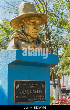 Busto di eroe rivoluzionario Augusto Sandino nel Parque Central, dove i locali hanno combattuto Somoza della guardia nazionale; Masaya, Nicaragua Foto Stock