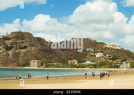 Cristo della Misericordia statua si affaccia sulla spiaggia di questa popolare hub turistici per il sud le spiagge da surf; San Juan del Sur, Rivas, Nicaragua Foto Stock