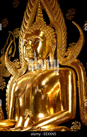 Un Buddha figura presso la pagoda di Wat Neramit Wipattasana tempio che è famosa per le sue grandi dimensioni ordinazione hall e la pagoda costruita di colore rosso laterite nella provincia settentrionale di Loei in Thailandia Foto Stock