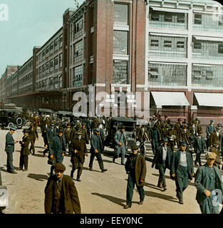 Dipendenti che lasciano la fabbrica Ford di Detroit, Michigan, Stati Uniti d'America, Magic Lantern Slide, circa 1915 Foto Stock