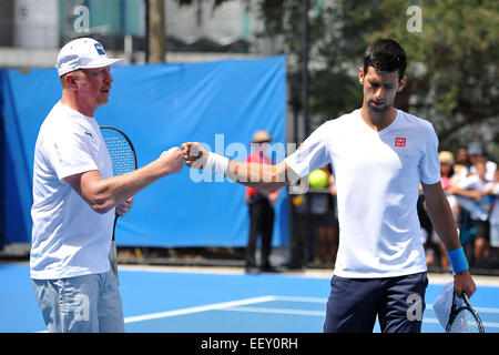 Melbourne, Australia. 23 gen 2015. Australian Open di Tennis, giorno 5 partite. Novak Djokovic (SRB)pratiche con pullman di Boris Becker Credito: Azione Sport Plus/Alamy Live News Foto Stock