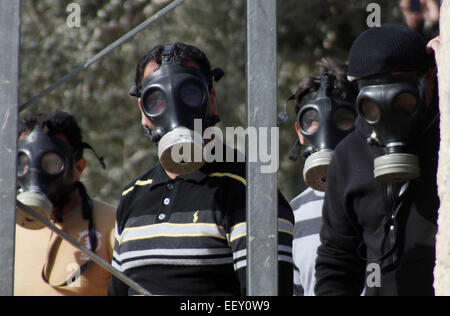 Kfar Qaddum, West Bank, Territorio palestinese. 23 gen 2015. I dimostranti palestinesi indossando maschere antigas prendere parte a una manifestazione contro l'espropriazione delle terre palestinesi da parte di Israele nel villaggio di Kfar Qaddum, nei pressi di Nablus nei territori occupati della Cisgiordania, il 23 gennaio 2015 Credit: Nedal Eshtayah APA/images/ZUMA filo/Alamy Live News Foto Stock