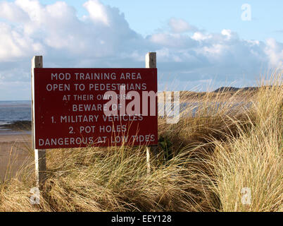 MOD area formazione aperta a pedoni segno, Instow, Devon, Regno Unito Foto Stock