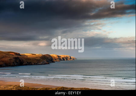 Guardando attraverso Strathy Bay per Strathy Point con forte inverno il sole che splende su punto Foto Stock