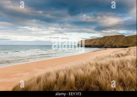 L'appartata Strathy Bay beach nel nord della Scozia Foto Stock