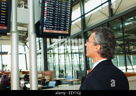 Imprenditore in aeroporto Foto Stock