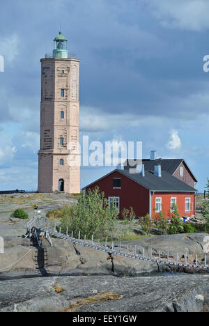 Ponte sospeso e la casa del guardiano in Söderskär Foto Stock