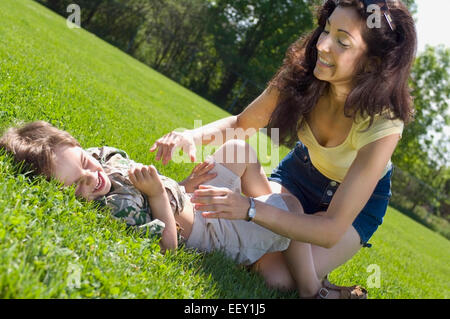 Madre e figlio all'aperto Foto Stock