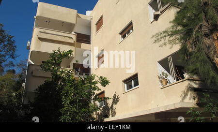 Tel Aviv, Israele. Xi gen, 2015. Una vista di una casa residenziale costruito nel Bauhaus lo stile architettonico di Tel Aviv, Israele, 11 gennaio 2015. Molti degli edifici costruiti in stile architettonico chiamato 'Nuova Oggettività' oggi sono in necessità di un sostanziale lavoro di rinnovo. Foto: Sara Lemel/dpa/Alamy Live News Foto Stock