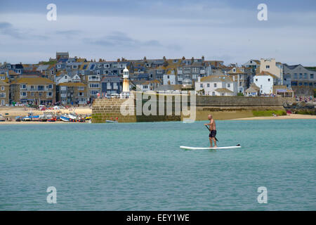 St Ives Cornovaglia: Uomo su paddle-board a St Ives in Cornovaglia Foto Stock