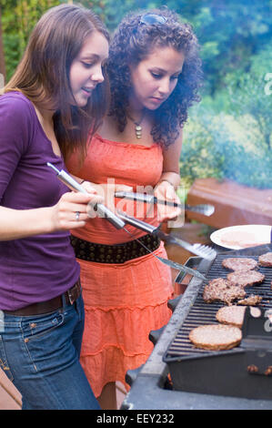 Due giovani donne hamburger barbecue Foto Stock