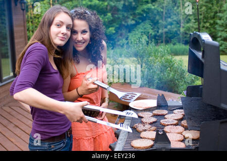 Due giovani donne hamburger barbecue Foto Stock