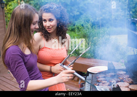 Due giovani donne hamburger barbecue Foto Stock