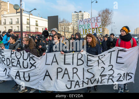 Parigi, Francia. Gli studenti della scuola superiore francese marciano da Bordeaux a sostegno dell'attacco di "Charlie Hebdo", la folla di adolescenti che tengono striscioni di protesta, gli adolescenti protestano per la giustizia Foto Stock