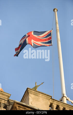 Whitehall, Londra, Regno Unito. Il 23 gennaio 2015. Tutte le bandiere intorno a Westminster e Whitehall sono battenti a metà il montante sulla morte del re saudita Abdullah bin Abdulaziz. Credito: Matteo Chattle/Alamy Live News Foto Stock