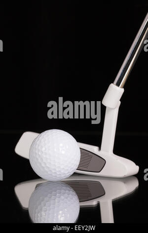 Golf putter e diverse attrezzature da golf sul vetro nero scrivania Foto Stock