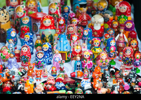 Matrioshka Nesting dolls sono il più popolare negozio di souvenir dalla Russia. Foto Stock