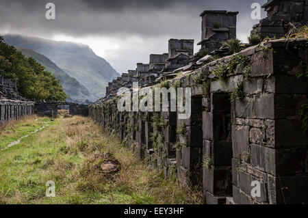 Anglesey caserma alla cava di Dinorwig. Moody colpo di tali liste costruiti rovine una volta utilizzati per alloggiare i lavoratori. Foto Stock