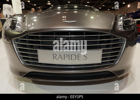 Ampio angolo di vista frontale di una Aston Martin Rapide s sul display al London Classic Car Show Foto Stock