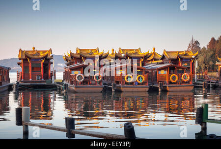 Cinese tradizionale di ricreazione in legno ormeggiate sul Lago Ovest e costa. Famoso Parco in Hangzhou city centre, Cina Foto Stock