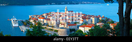 Vista in elevazione su Korcula del pittoresco Stari Grad accesa al crepuscolo, Korcula, Dalmazia, Croazia Foto Stock