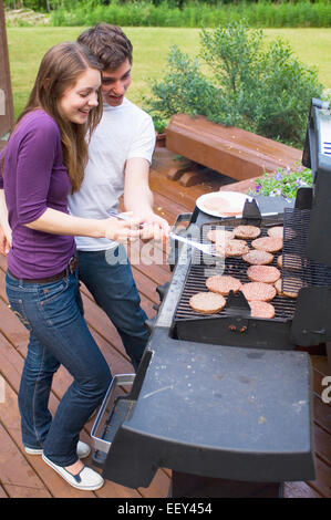 Due persone hamburger barbecue Foto Stock