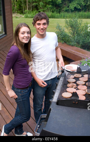 Due persone hamburger barbecue Foto Stock