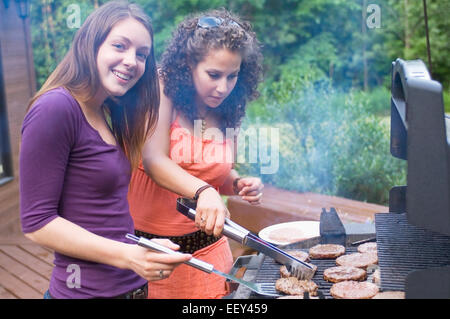 Due amici hamburger barbecue Foto Stock