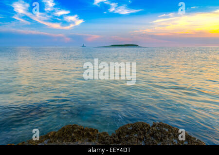 Faro nel mare in tempesta, Porer Rt Kamenjak Istra Croazia. Questa immagine fare tecnica HDR Foto Stock