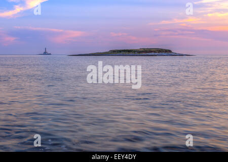 Faro nel mare in tempesta, Porer Rt Kamenjak Istra Croazia. Questa immagine fare tecnica HDR Foto Stock