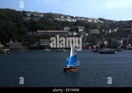 Vista attraverso la Fowey estuary dai Fowey verso Polruan, Cornwall Pic Mike Walker, Mike Walker foto Foto Stock