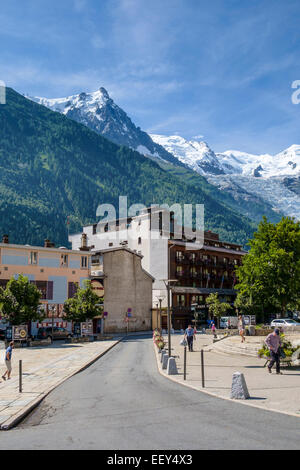 Street con Mont Blanc mountain range dietro a Chamonix, Francese Alpes, Francia Foto Stock