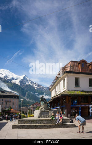 Statua nel centro di Chamonix nelle Alpi francesi, Francia in estate Foto Stock
