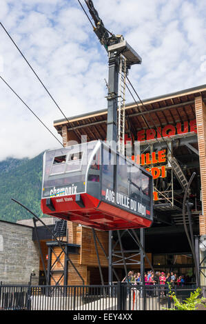 Aiguille du Midi funivia a Chamonix, sulle Alpi francesi, Francia Foto Stock