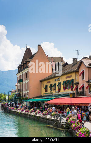 Persone a caffetterie in Annecy, Francia, Europa Foto Stock