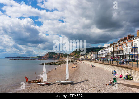 Sidmouth, East Devon, Inghilterra, Regno Unito - lungomare, la spiaggia e le piccole barche in estate Foto Stock