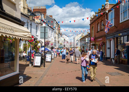 High street in Sidmouth, East Devon, Inghilterra, Regno Unito - una famosa località balneare Foto Stock