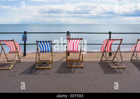 Riga vuota di sedie a sdraio sul lungomare di Sidmouth, East Devon, Inghilterra, Regno Unito in estate Foto Stock