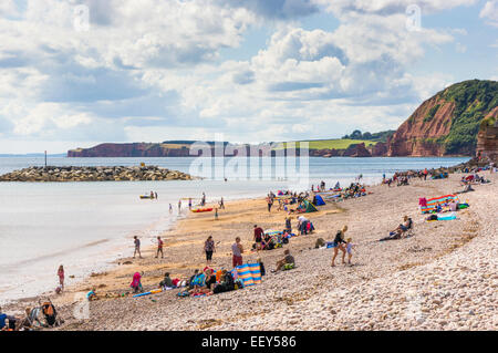 Devon Coast - Le persone e le famiglie a prendere il sole sulla spiaggia in estate e il nuoto su Jurassic Coast, Devon, Regno Unito Foto Stock