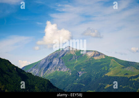 Mont Joly montagna nelle Alpi francesi in estate, Rhone-Alpes, Alta Savoia, Francia Foto Stock